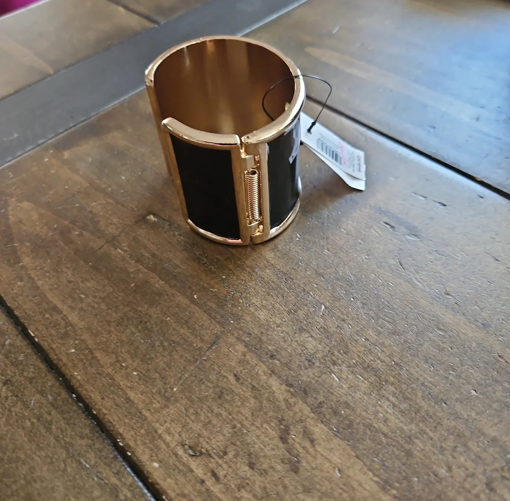 NWT Chico's Cuff W Keyhole